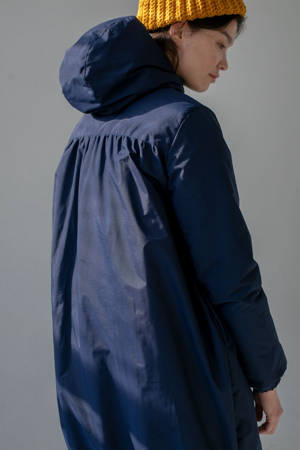 Темно-синяя зимняя куртка