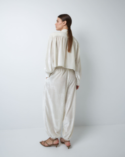 Комплект: блуза и брюки из шелкового бархата молочный