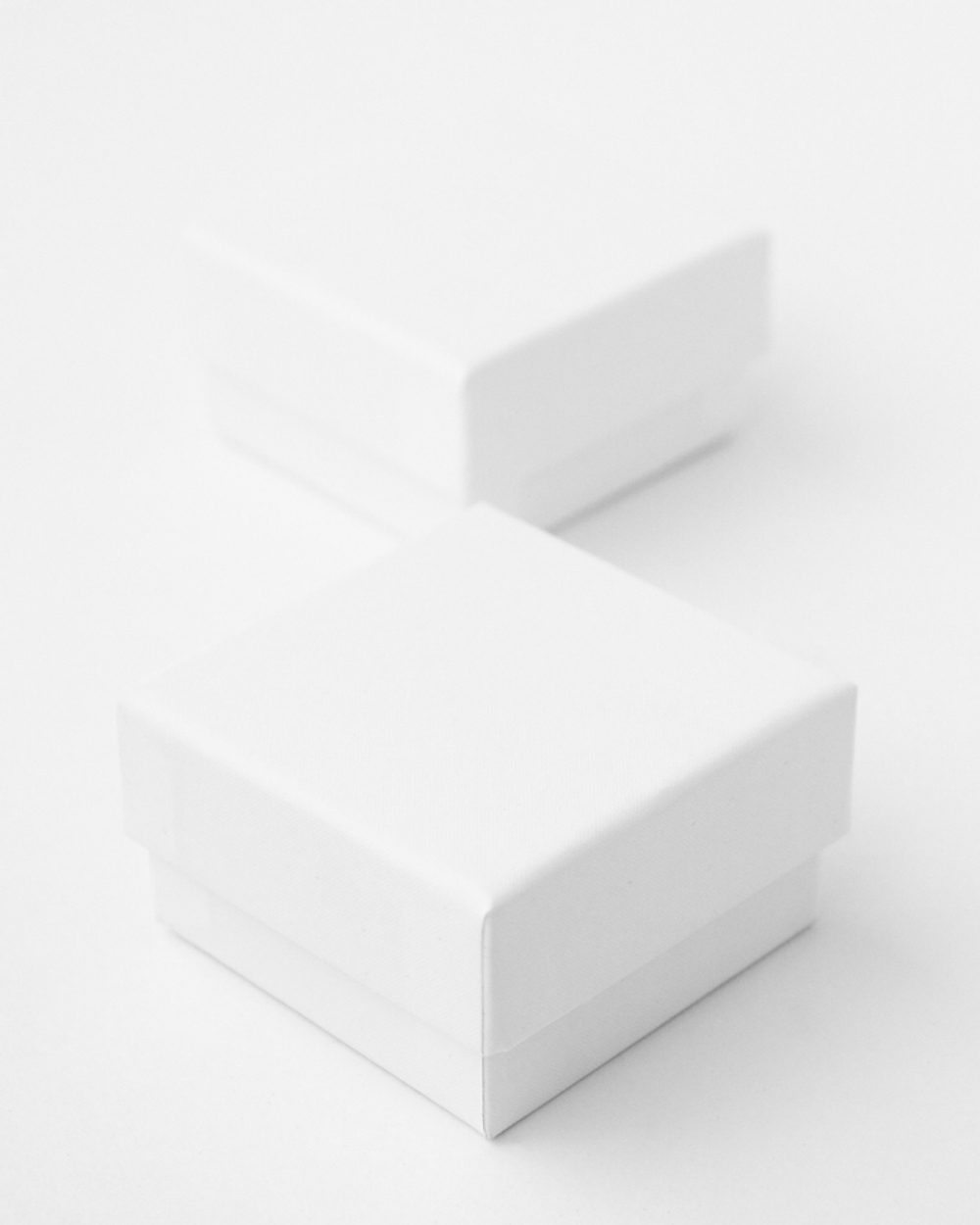 Картонный футляр «Алиса» 60x60x34 мм под серьги, подвеску, значок и обручальные кольца