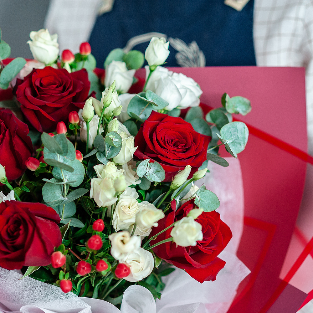 Сборный букет с красной розой, эустомой и эвкалиптом