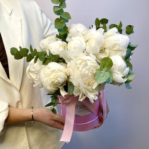 11 пионов Ангел с эвкалиптом в шляпной коробке. Цветы в коробке 031 Chalet Green