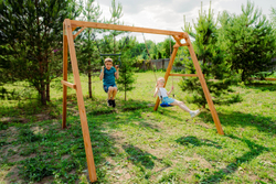 Деревянные качели с трапецией
