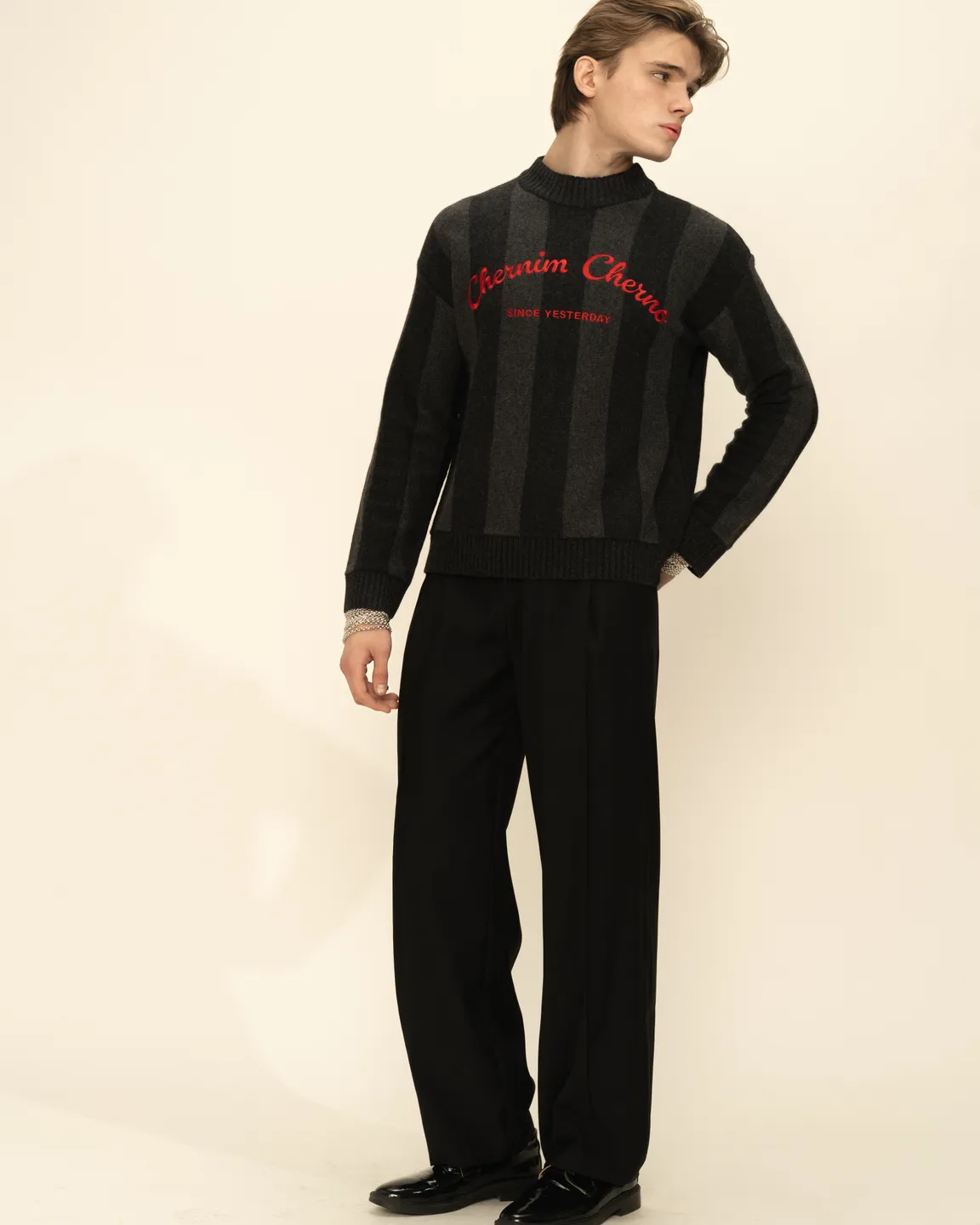 Черный свитер 