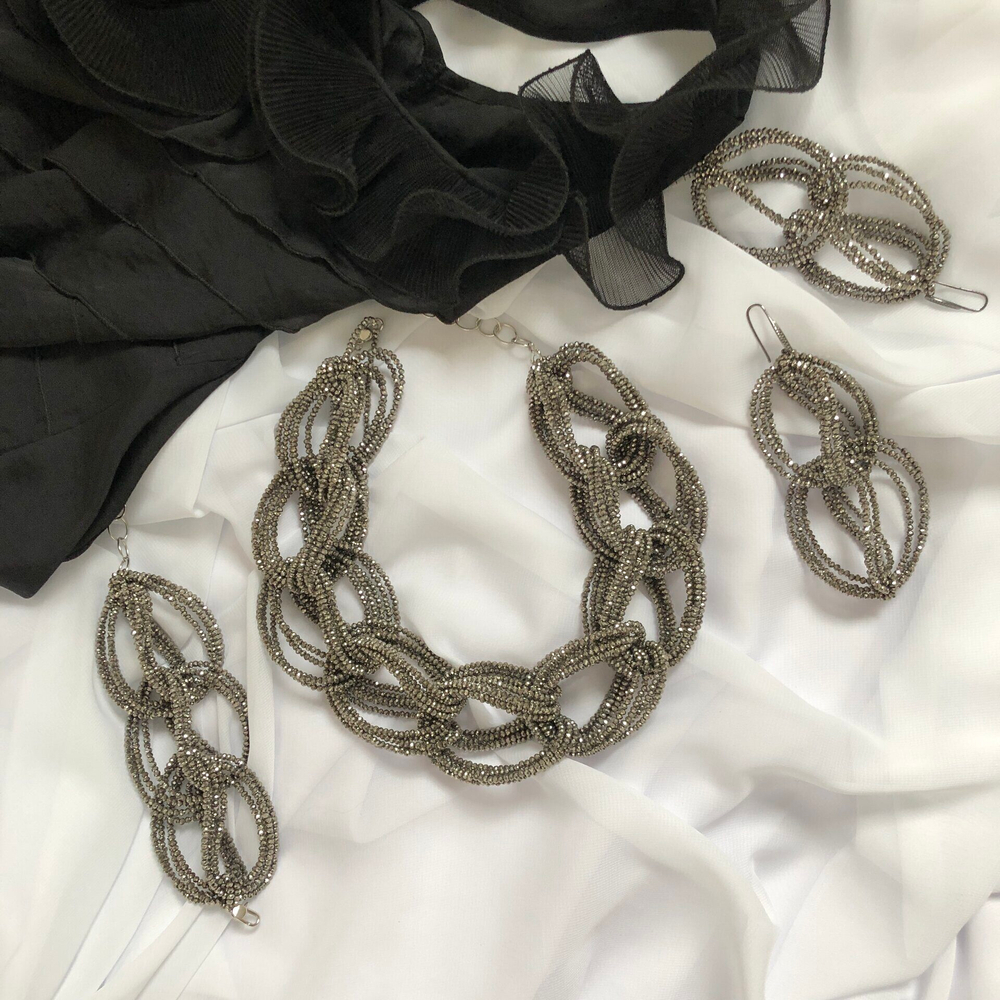 Колье "восьмерки" из венецианского бисера в стилистике, цвет Brunello