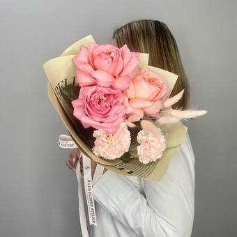 «Розовый жемчуг» букет с пионовидными розами, диантусами и лагурусом