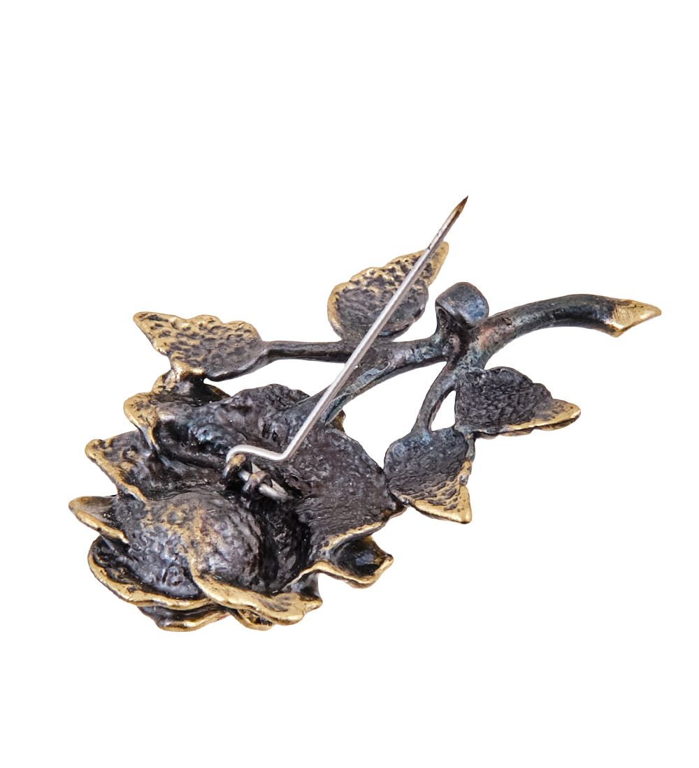 AM-3620 Брошь «Роза бутон Черная магия « (латунь, янтарь)