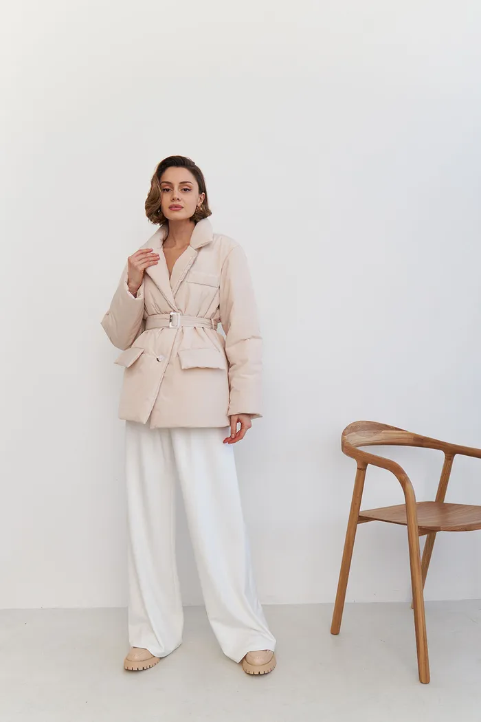 Куртка-пиджак на поясе цвета экрю