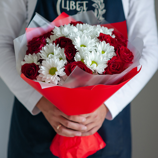 Сборный букет с красными розами и белыми ромашками