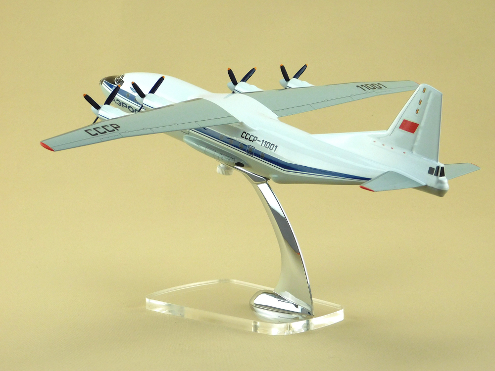 Модель самолета Ан-12 (М1:100, Аэрофлот СССР-11001)