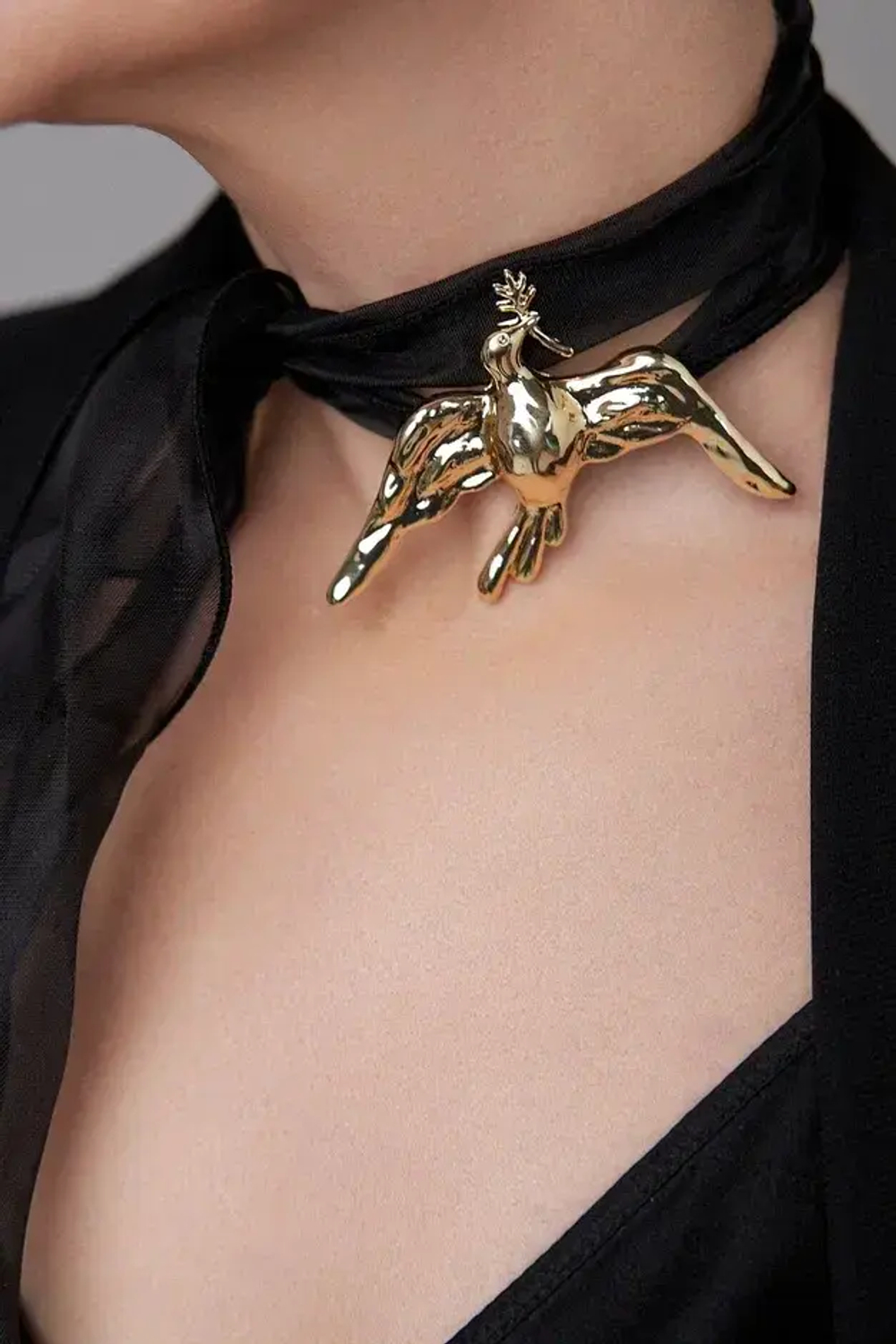 Колье Serenity птица в оттенке золото на черной ленте из органзы