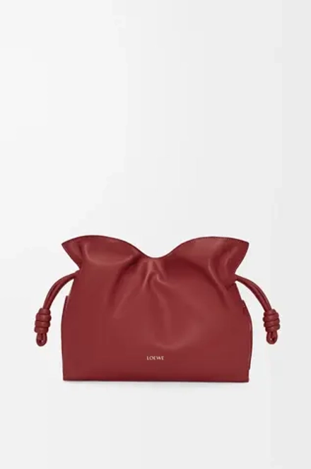 Loewe Сумка-клатч среднего размера Flamenco из телячьей кожи наппа, красный