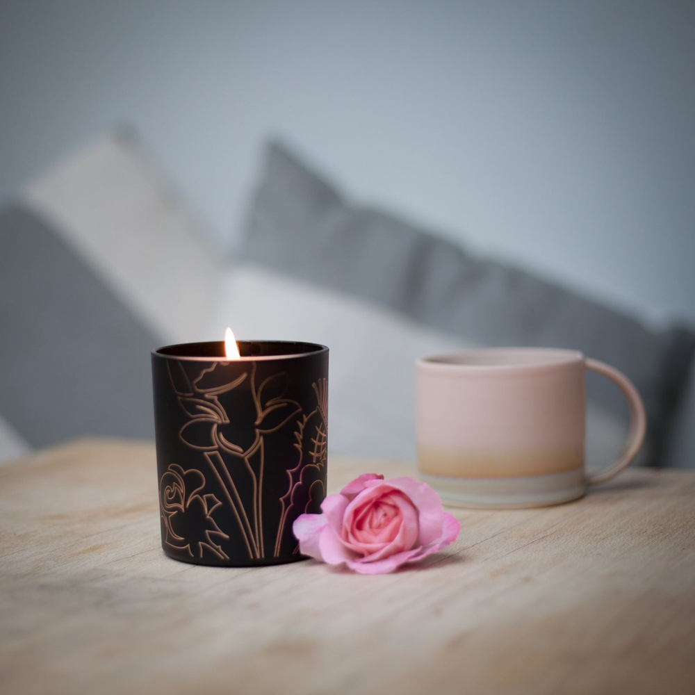 Noble Isle Tea Rose - ароматическая свеча /   200  g  / GTIN 5060287571117