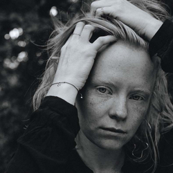 браслет на плетеной нити