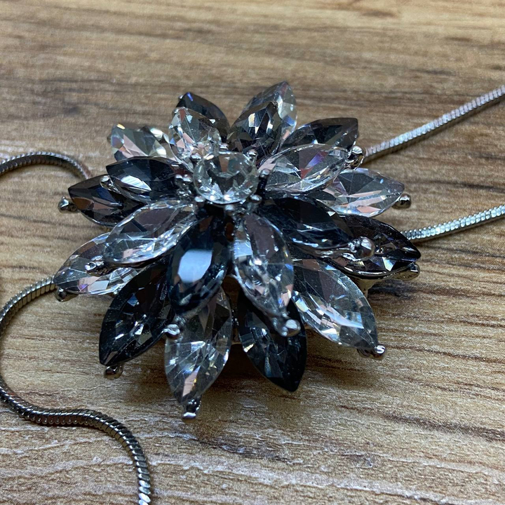 Кулон Цветок 20-листник двухуровневый кристалл серый серебристый на цепочке с двумя концами металл серебристый