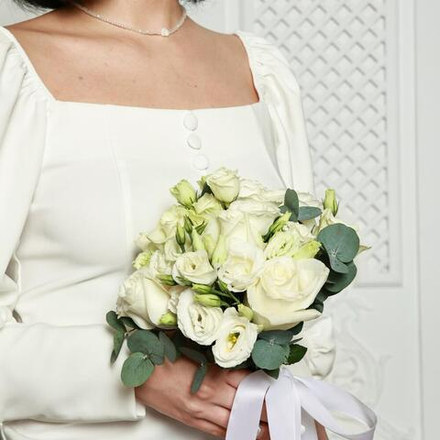 Свадебный букет из роз, эустомы и эвкалипта