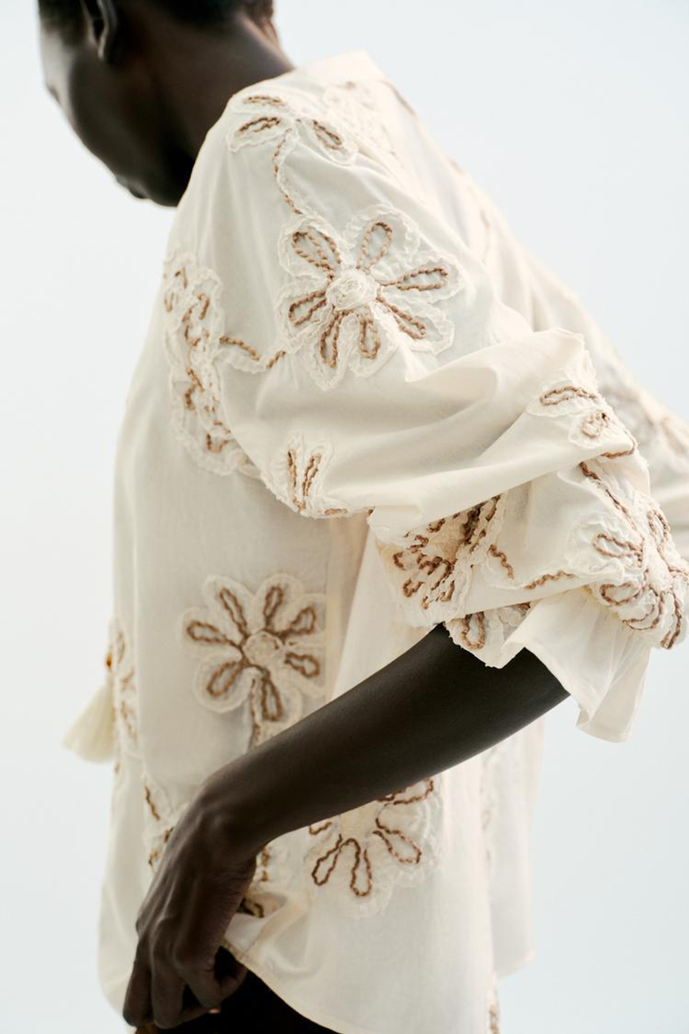 ZARA БЛУЗА ИЗ РЕЛЬЕФНОЙ ТКАНИ С ВЫШИВКОЙ, ЭКРЮ