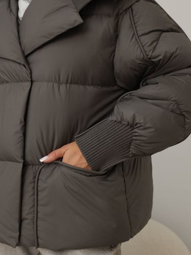 Укороченный пуховик цвета хаки с серым капюшоном