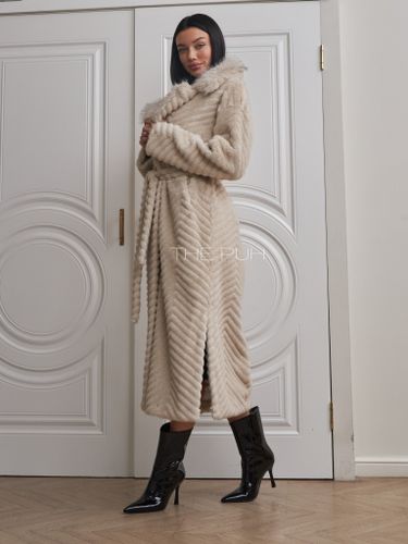 Длинная бежевая шуба из эко-меха