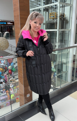 Зимнее черное пальто на пуху с отделкой фуксия