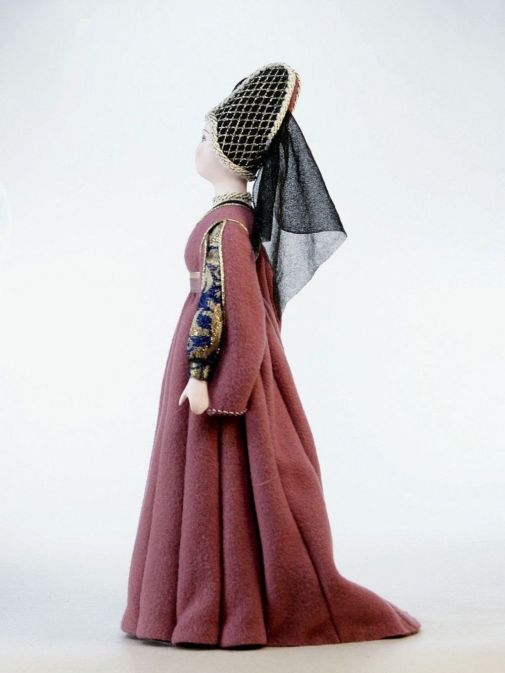 Кукла фарфоровая в немецком придворном костюме