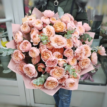 Букет из 15 кустовых пионовидных роз сорта "Julietta" с эвкалиптом