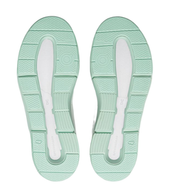 Женские КроссовкиOn The Roger Advantage - белый