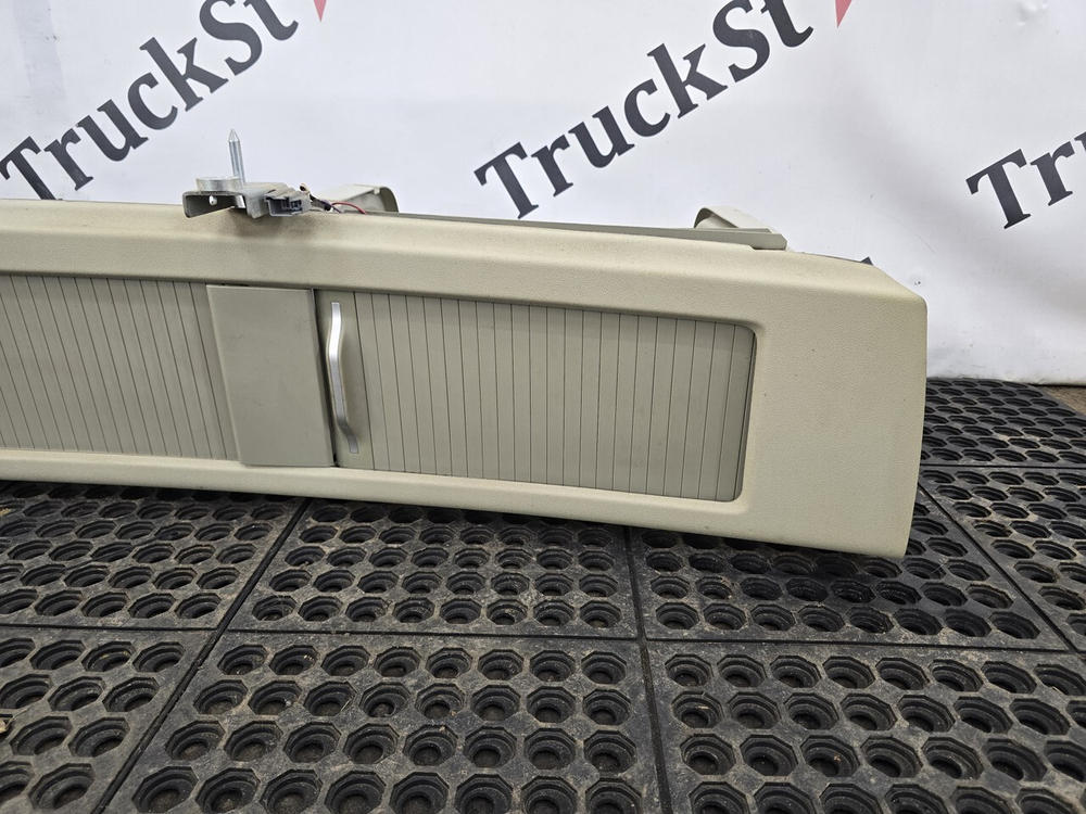 Консоль салона кабины задняя