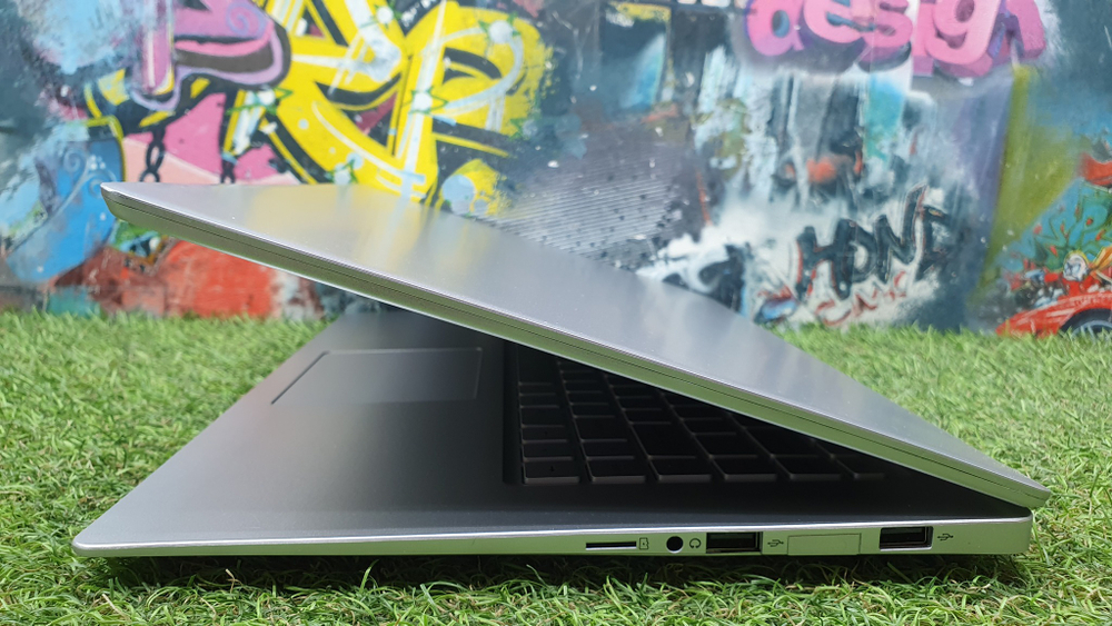 Ноутбук Haier U1520EM Silver (JM02VSE09RU) FHD