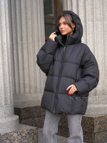 Пуховик женский черного цвета с объемным капюшоном
