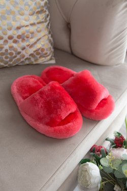 открытые меховые домашние тапочки