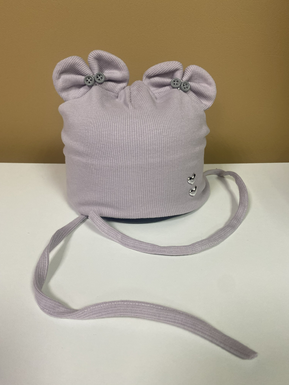 Шапка трикотажная однослойная на девочку на завязках из хлопка на размер 44-48, цвета в ассортименте