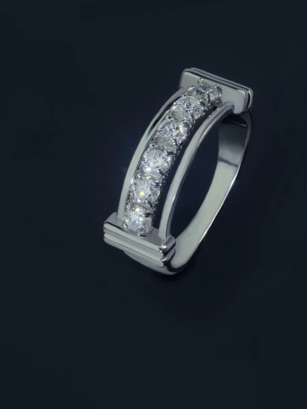 Кольцо серебряное с дорожкой из фианитов