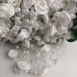 Бусы на леске с розочкой (Белый)
