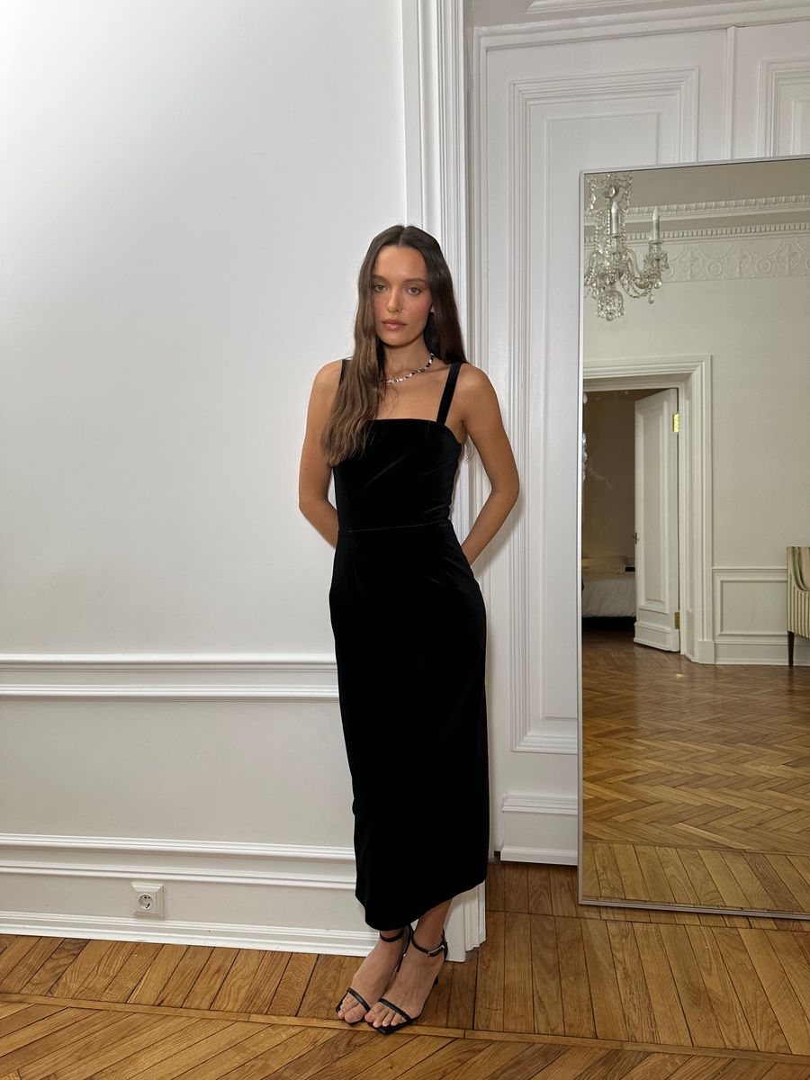 Платье из бархата на лямках миди черное