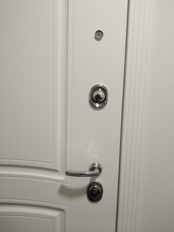 Входная металлическая дверь с зеркалом Лекс Сенатор 3К с шумоизоляцией Белая шагрень  №102 Бетон серый (светлый)