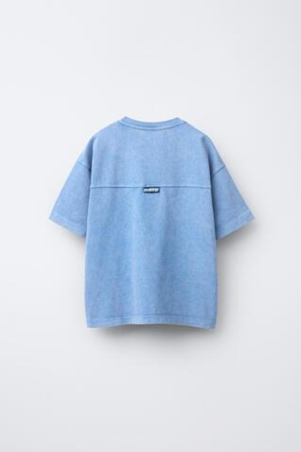 ZARA ФУТБОЛКА С НАДПИСЬЮ И КАРМАНОМ, ЛИНЯЛЫЙ СИНИЙ