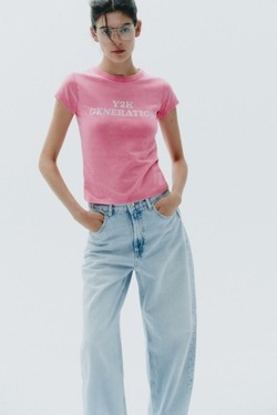 ZARA ФУТБОЛКА ИЗ ТКАНИ С ЭФФЕКТОМ ПОТЕРТОСТИ И СТРАЗАМИ, РОЗОВЫЙ