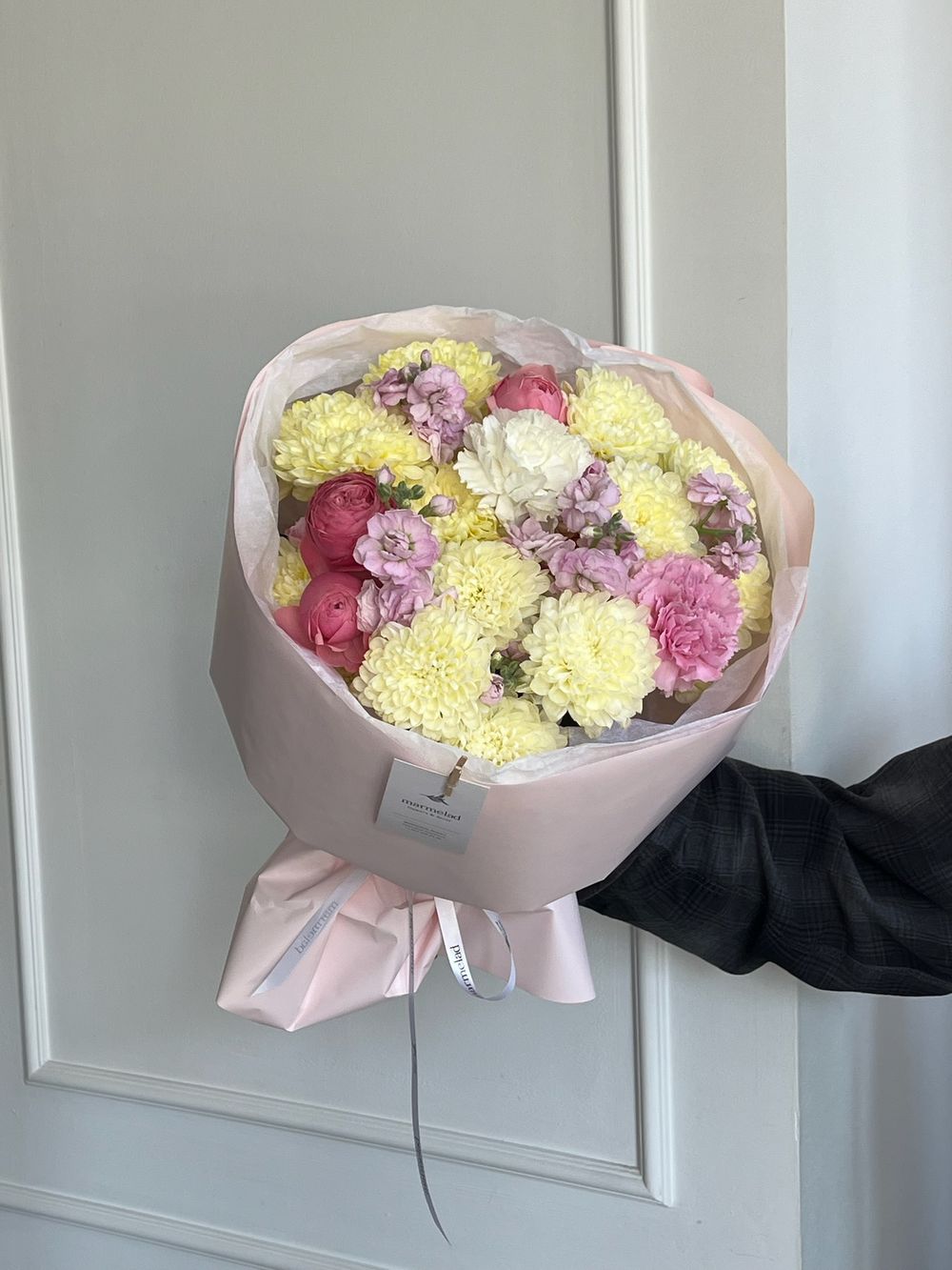 Букет сборный из кустовых пионовидных роз, диантусов, маттиолы и хризантемы