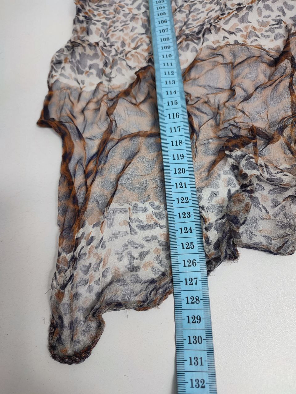 Шарф легкий бежевый с анималистичным принтом