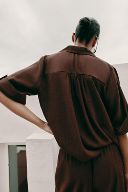 ZARA РУБАШКА СТРУЯЩЕГОСЯ ПОКРОЯ С КОРОТКИМ РУКАВОМ, ТЕМНО-КОРИЧНЕВЫЙ