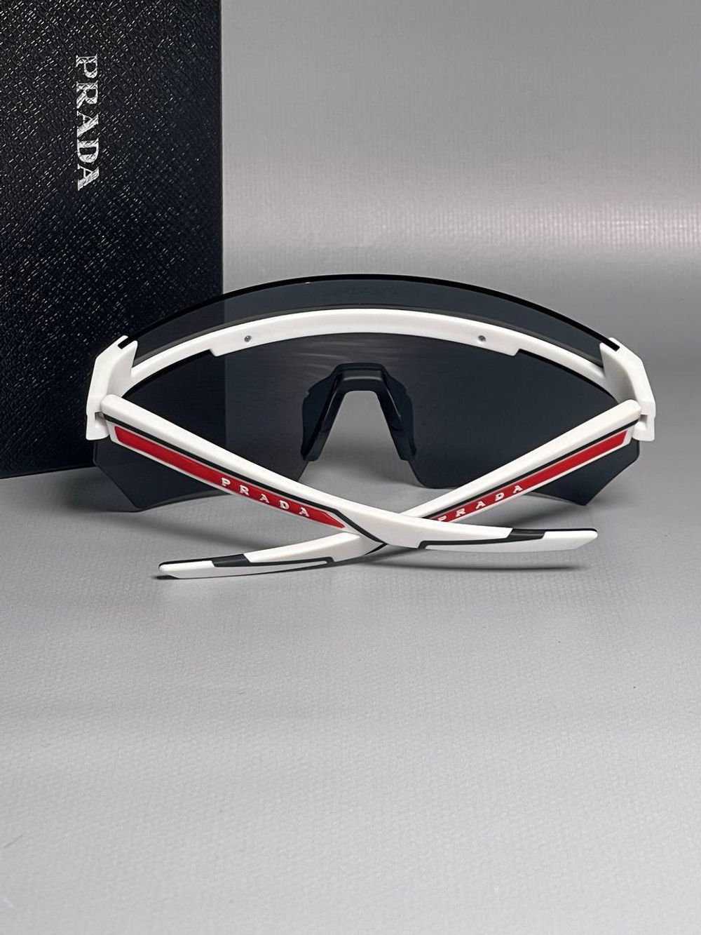 Солнцезащитные очки Prada