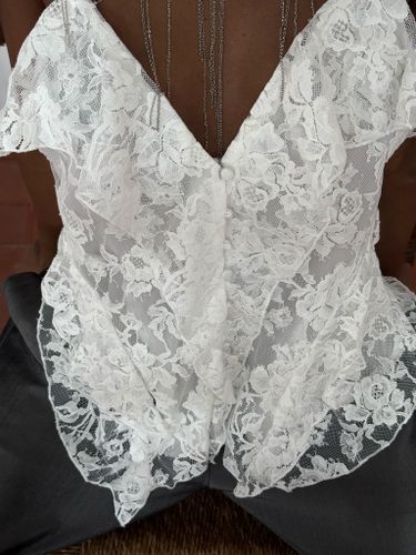 Белый кружевной топ на бретельках