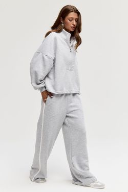 Широкие джоггеры без начеса с лампасом цвета серый меланж