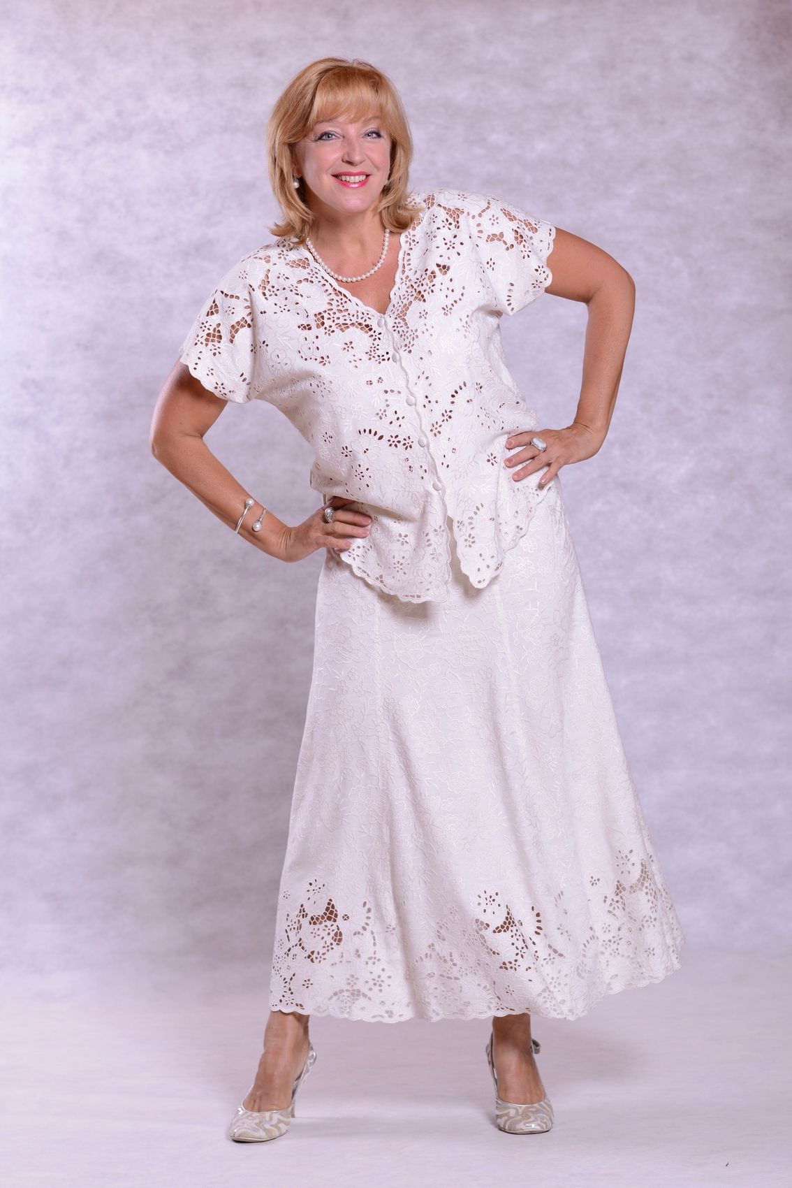 Белое платье для женщины 50 лет