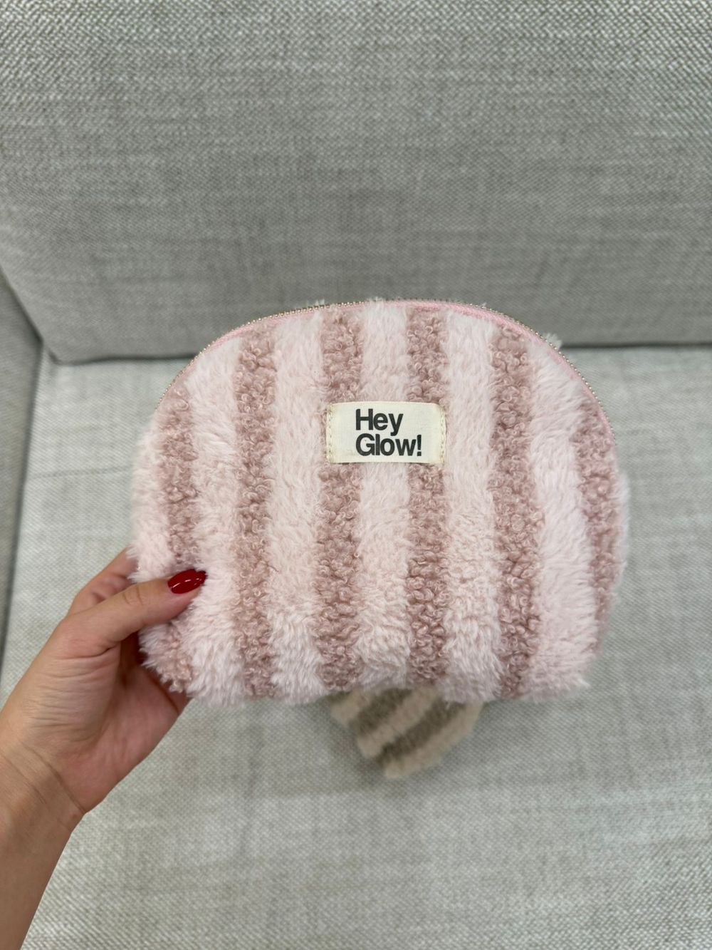 HEY GLOW  Плюшевая косметичка в полоску (коричнево-розово-молочную)