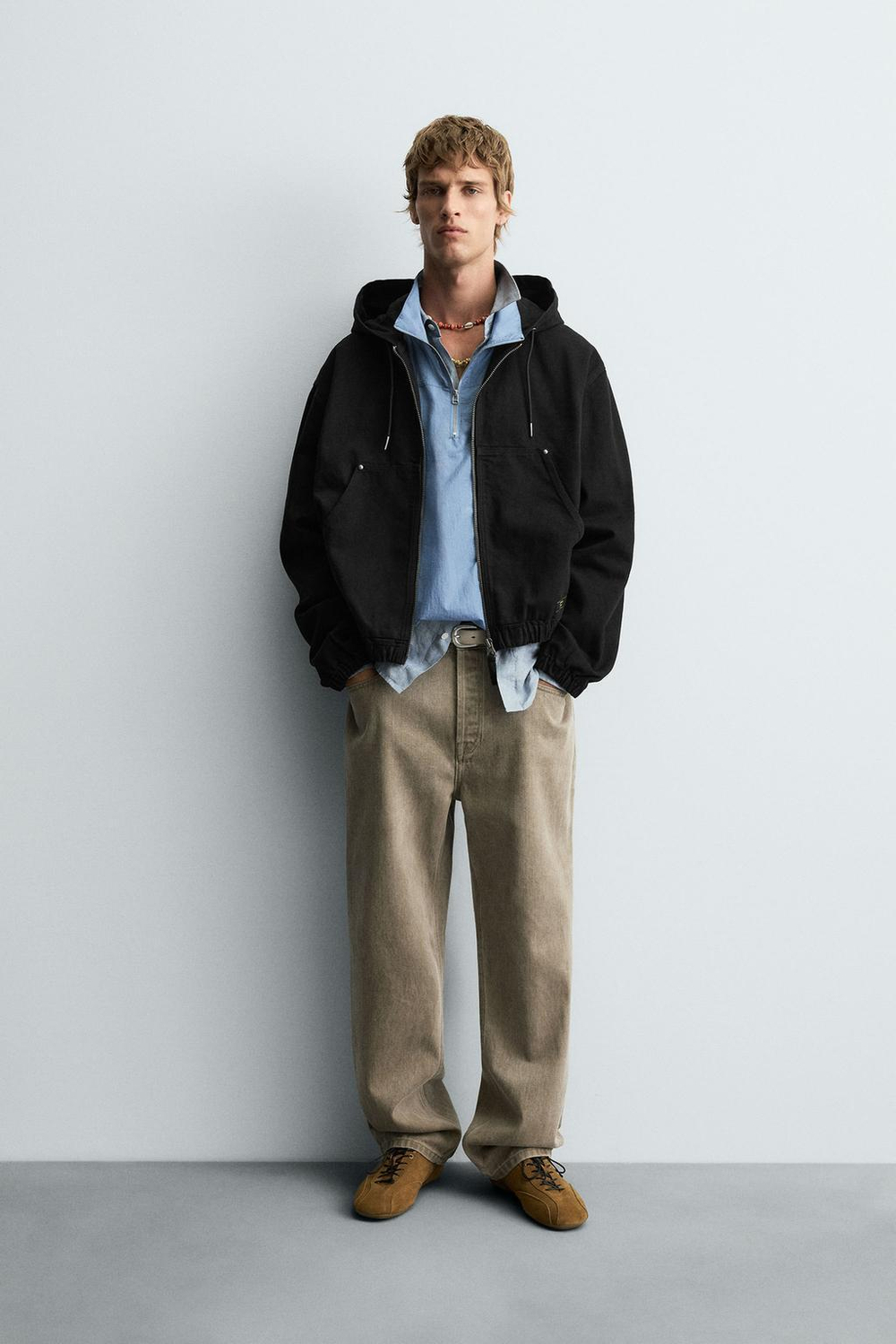 ZARA КУРТКА С КАПЮШОНОМ ИЗ ТКАНИ С ЭФФЕКТОМ ПОТЕРТОСТИ, ЧЕРНЫЙ