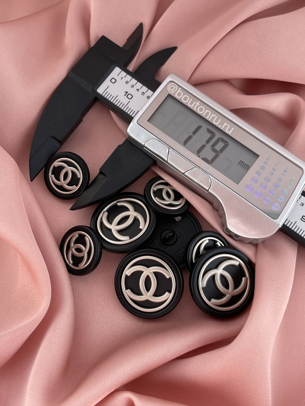 Пуговицы Шан. Черные Классика серебро