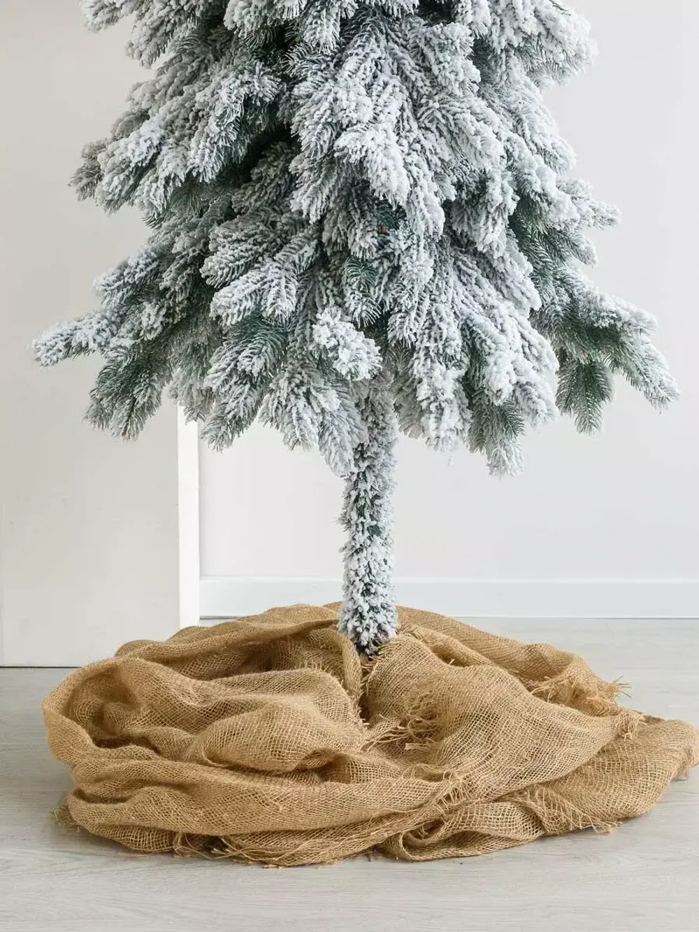 Заснеженная ель на ножке «Венето» (Литая хвоя) 210 см / 2,1 м