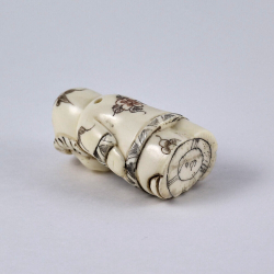 Нэцкэ Ребенок Карако в зимнем одеянии