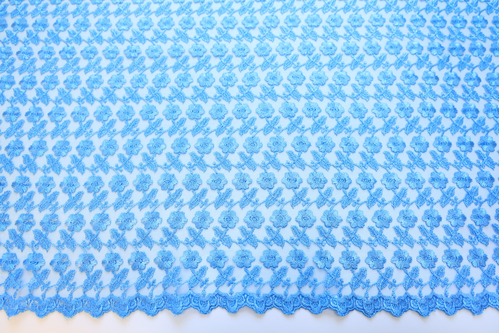 Вышивка на сетке голубая